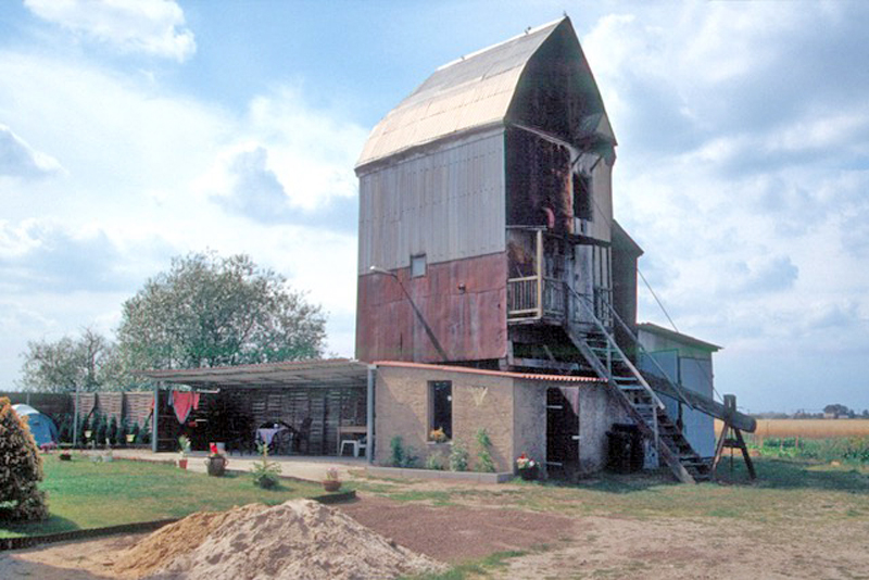 Alte mit Blech verkleidete Bockwindmühle